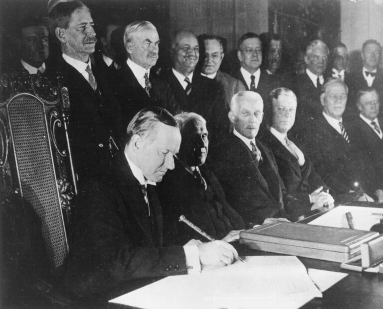 През 1928г 62 страни подписват пакт за отказване от войната