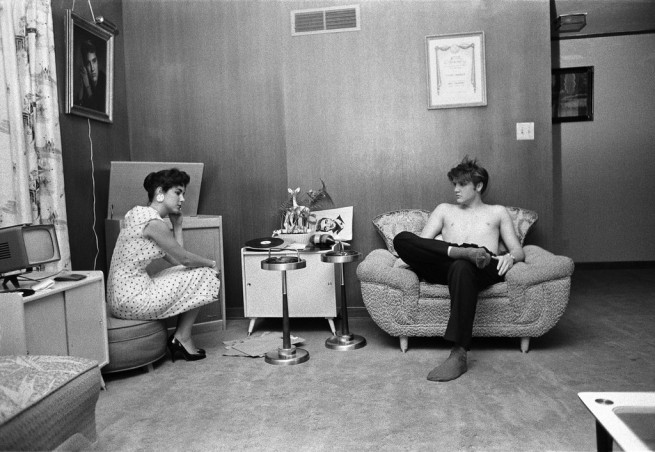 Елвис и Барбара Хърн. Тъкмо излязъл от банята и все още гол до кръста, Елвис и Барбара слушат грамофонна плоча със записи на песните му от Ню Йорк. 4 юли 1956г.