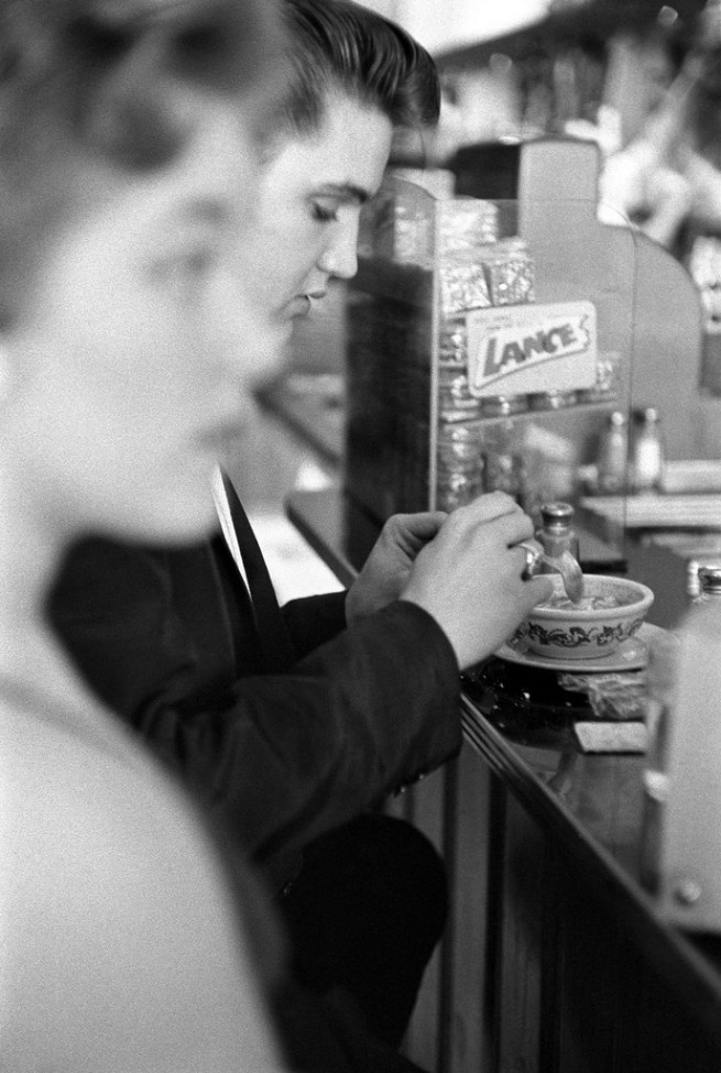 Елвис пие кафе в хотел Джеферсън. 1956г.