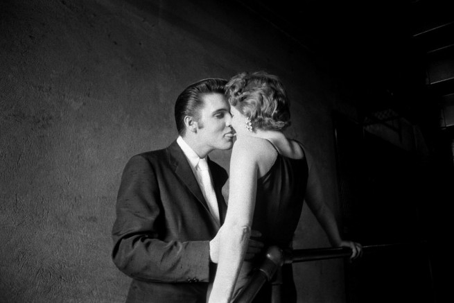 Целувката. В коридора под пожарните стълби на театър "The Mosque", докато други изпълнители пеят пред 3000 души, Елвис целува привлекателна жена. 30 юни 1956г. 
