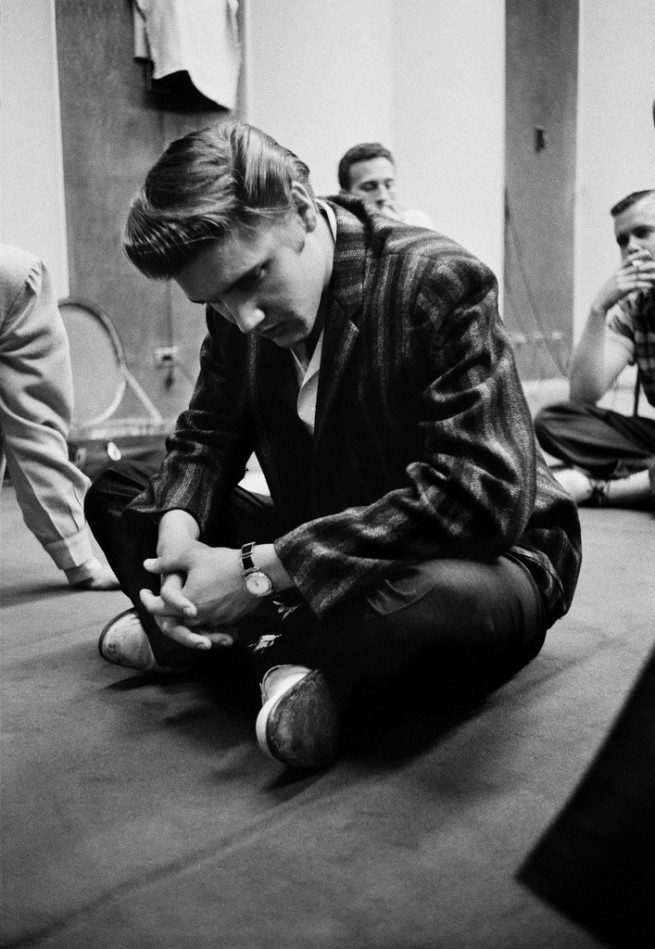 Елвис се е съсредоточил, седнал на пода в звукозаписното студио, където слуша записа на "Don’t Be Cruel". Всички около него тръпнат в очакване да видят реакцията му. 2 юли 1956г.