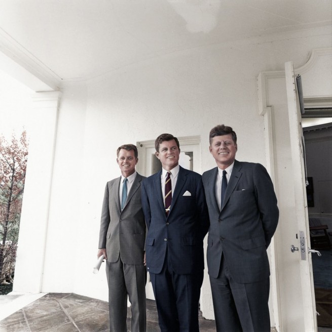 Братята Кенеди пред Овалния кабинет