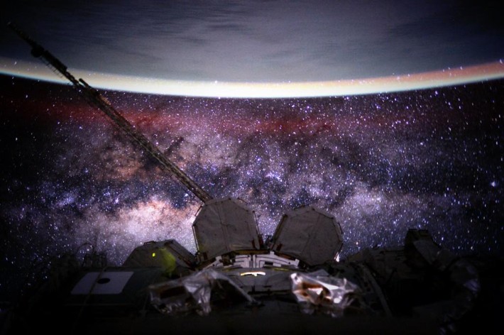 Космическата база, Земята и Млечният път виждаме на тази красива снимка от Кели.