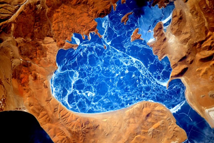 Соленото езеро Ракшастал в Тибет. От санскрит името му се превежда като „езерото на демона“, понеже в него няма риби и растения.