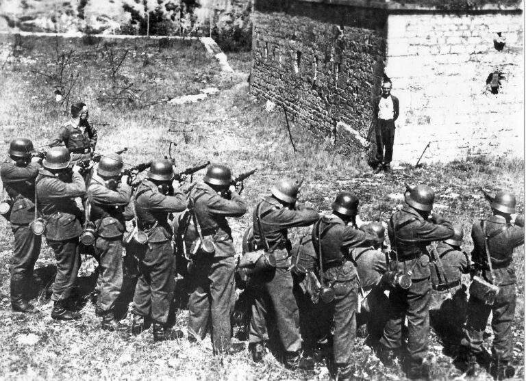 През 1945г британски офицер застрелва командира на отряда, който е трябвало да го разстреля