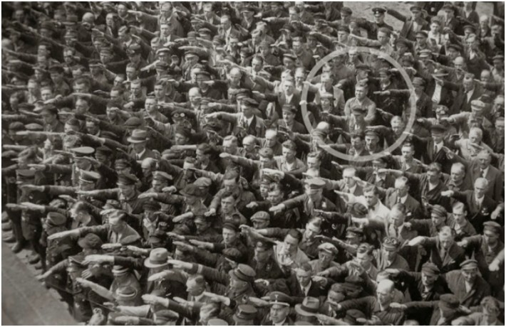 Аугуст Ландмесер, чиято съпруга е бил еврейка, отказва да поздрави Хитлер. Хамбург, 1936г