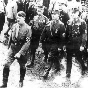 В Нощта на дългите ножове нацистите извършват поредица политически екзекуции