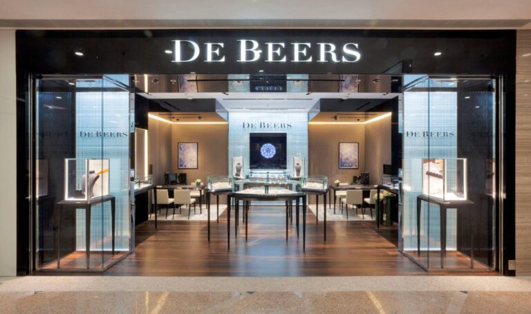 Компанията De Beers е имала тотален монопол над пазара с диаманти през 20-и век