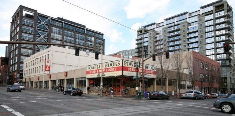 Powell’s Books е най-голямата книжарница в света