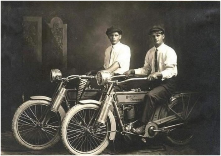 Уилям Харли и Артър Дейвидсън, основателите на Harley Davidson Motorcycle Company