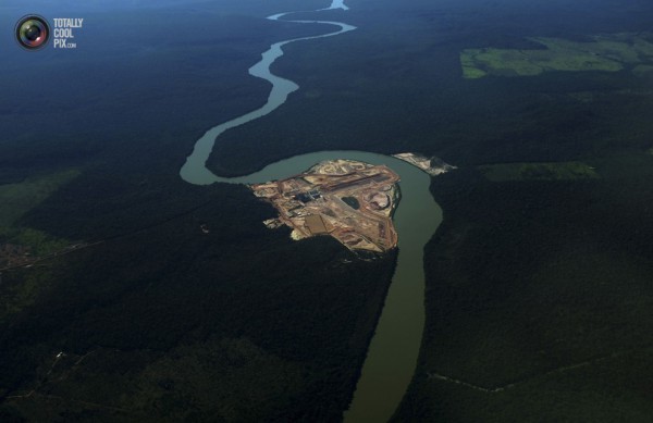 Въздушна снимка на строежа на язовирна стена по поречието на река Телис Пирис, приток на Амазонка, близо до град Алта Флореста, 19 юни 2013г.
