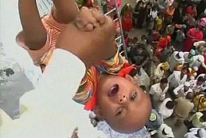6. Годишното хвърляне на бебета в Индия