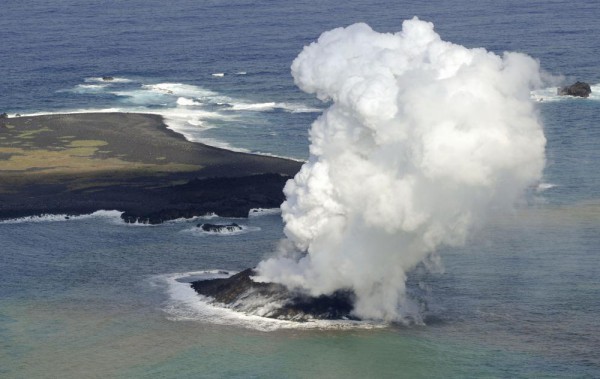 Вулкан роди нов остров в Япония
