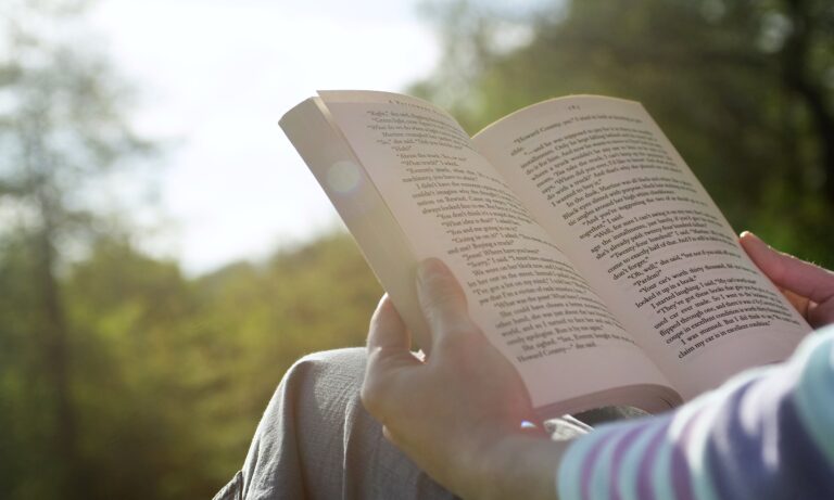 Защо четенето на книги ни прави по-добри хора?