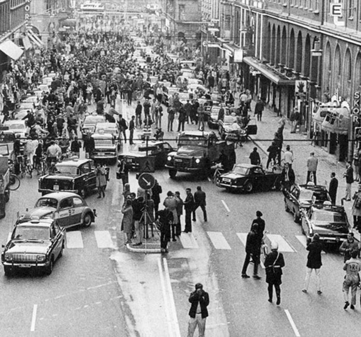 Първата сутрин, след като Швеция преминава от шофиране в лявото към шофиране в дясното платно, 1967г