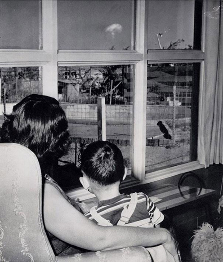 Майка и син наблюдават облак гъба след ядрен взрив, Лас Вегас, 1953г 