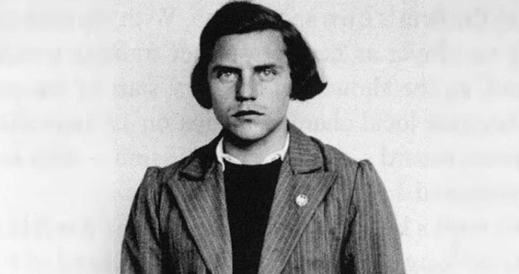 Немската атлетка, арестувана през 1938 по подозрения, че е мъж, облечен в рокля