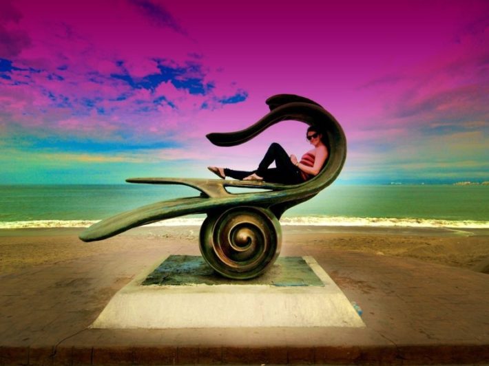 В тази статуя на плажа в Пуерто Валарто, Мексико.