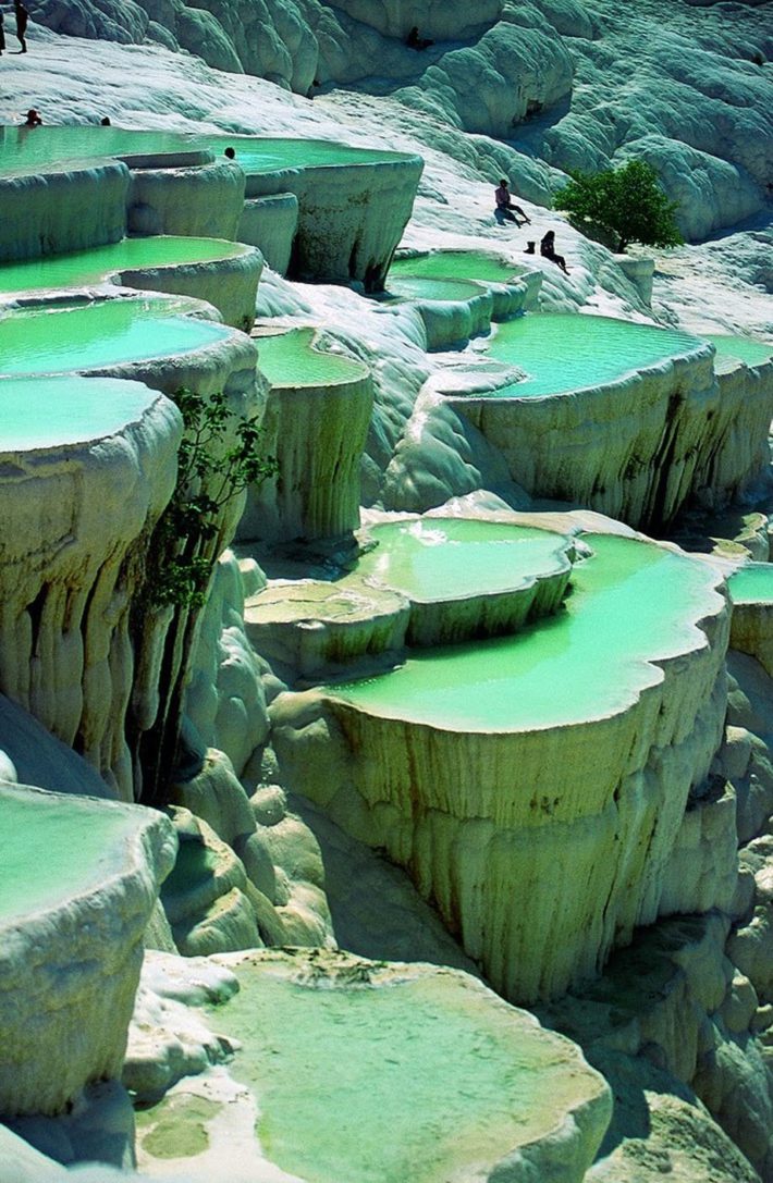 В тези естествени басейни в Памуккале, Турция.