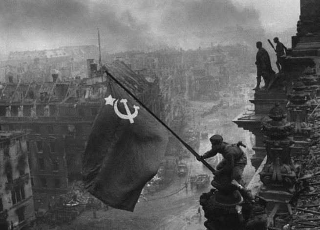 Вдигането на съветския флаг над Райхстага, 1945г