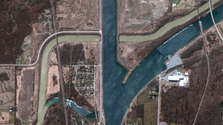 Плавателен канал Уийланд (в синьо) пресича река Уийланд.