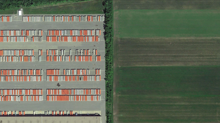 Товарни ремаркета, паркирани близо до обработваема земя близо до Кото-ди-Лак, Квебек.