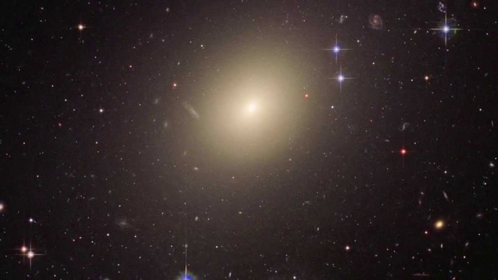Най-голямата галактика във видимата вселена е елипсовидната галактика IC 1101
