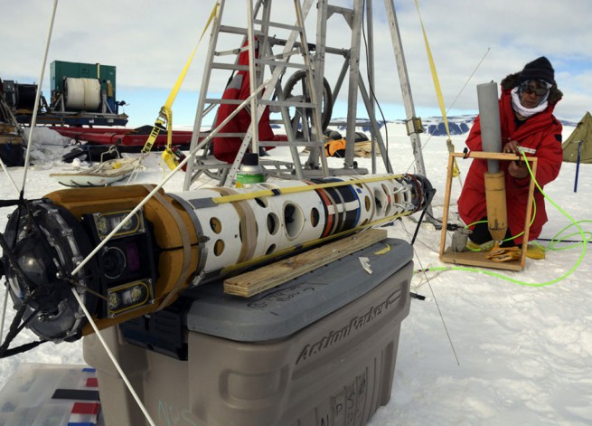 Робот откри живот под 740 метра лед в Антарктида
