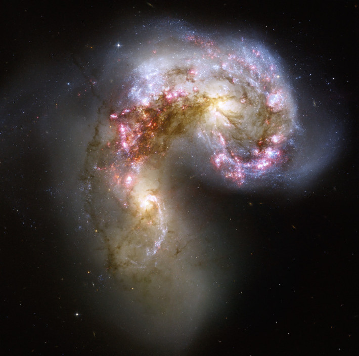 Когато две спираловидни галактики се сблъскат.