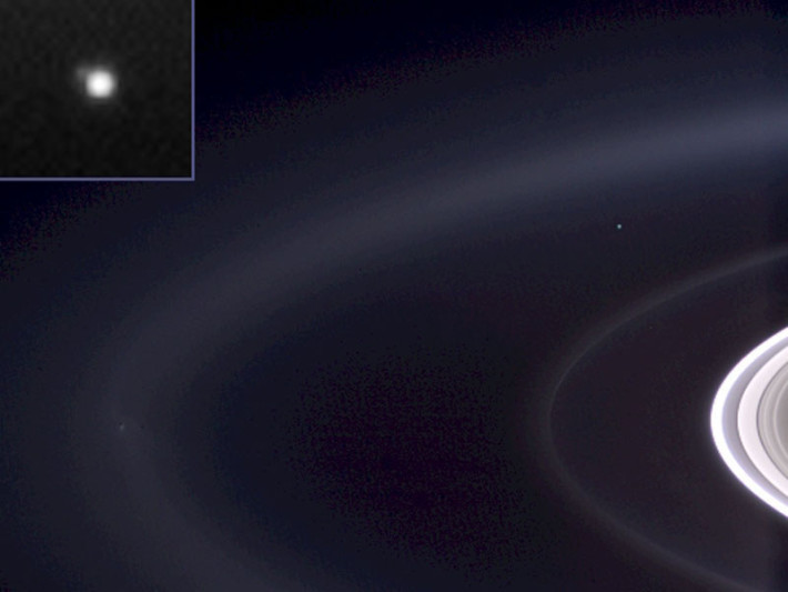 Тази малка точка до втория пръстен на Сатурн е Земята.