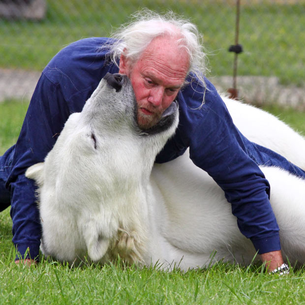 Марк Дюмас – най-добрият приятел на полярната мечка