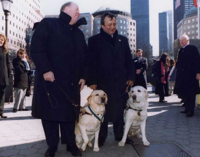 Кучетата водачи Солти и Розел, спасили стопаните си на 11 септември