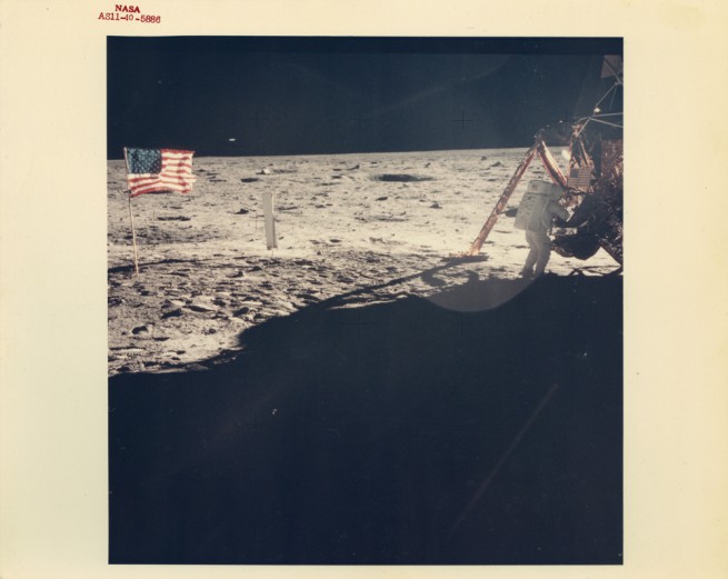 Единствената ясна снимка на Нийл Армстронг на Луната