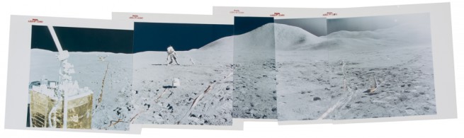 Панорамна гледка на повърхността на Луната и Дейвид Скот