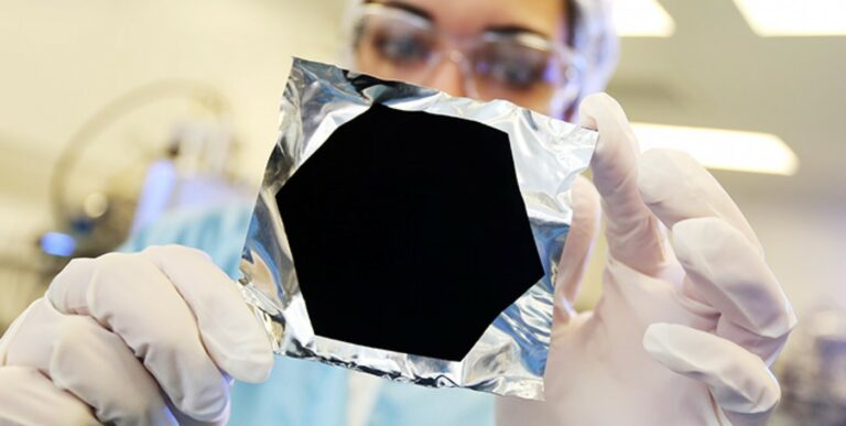 Vantablack – най-тъмният материал в света, който поглъща 99.965% от видимата светлина