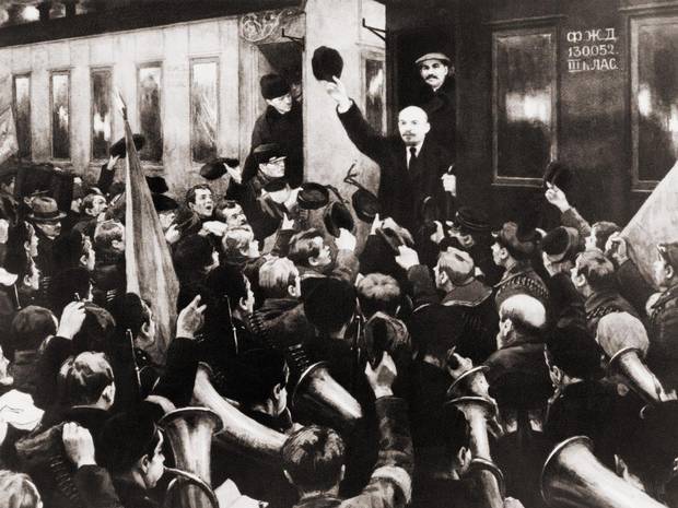 Ленин приветства тълпата